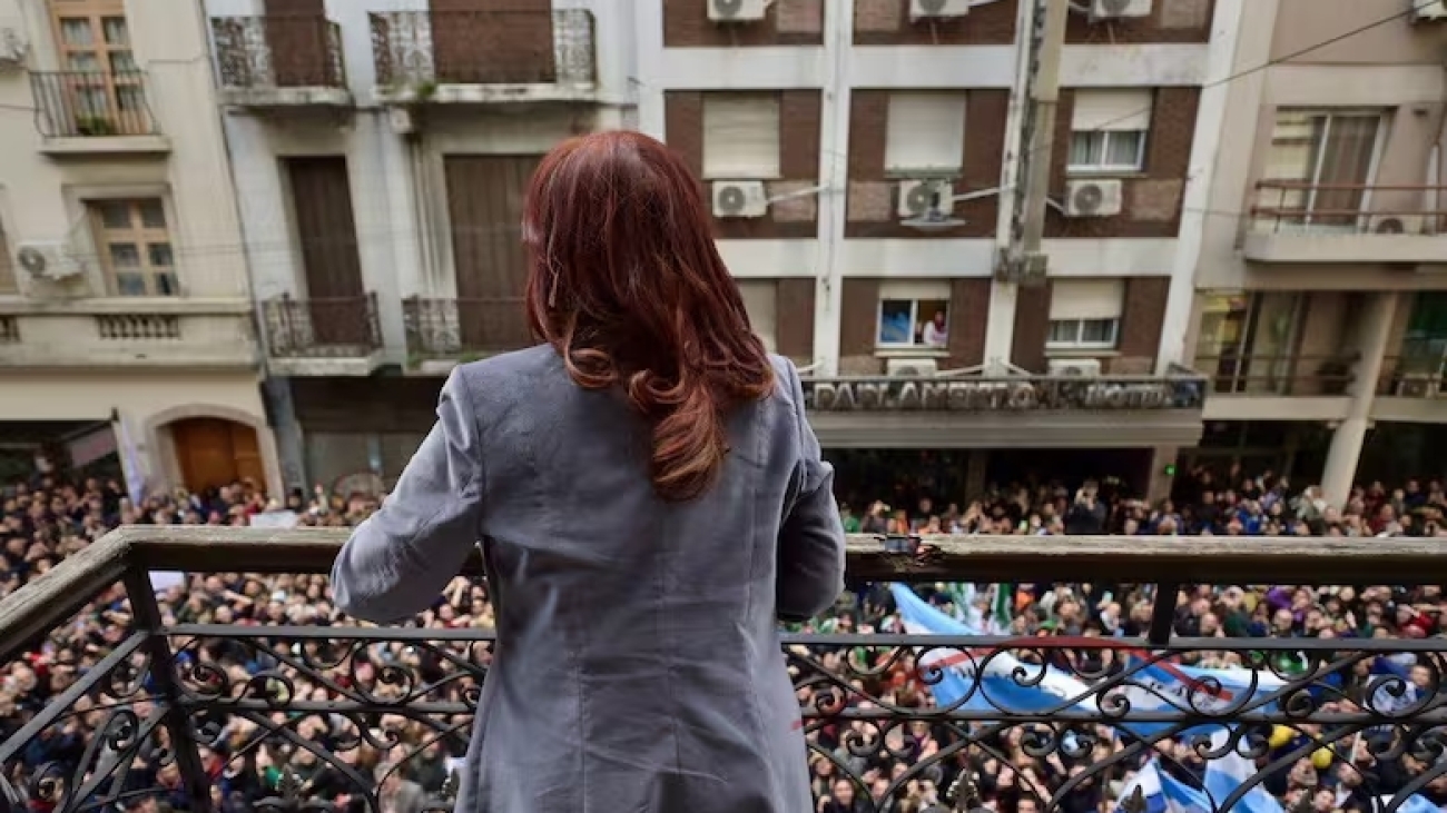 cristina-kirchner-saluda-a-los-militantes-desde-X3A6EE2C55GTDCEGUSIZ5ZGCWE