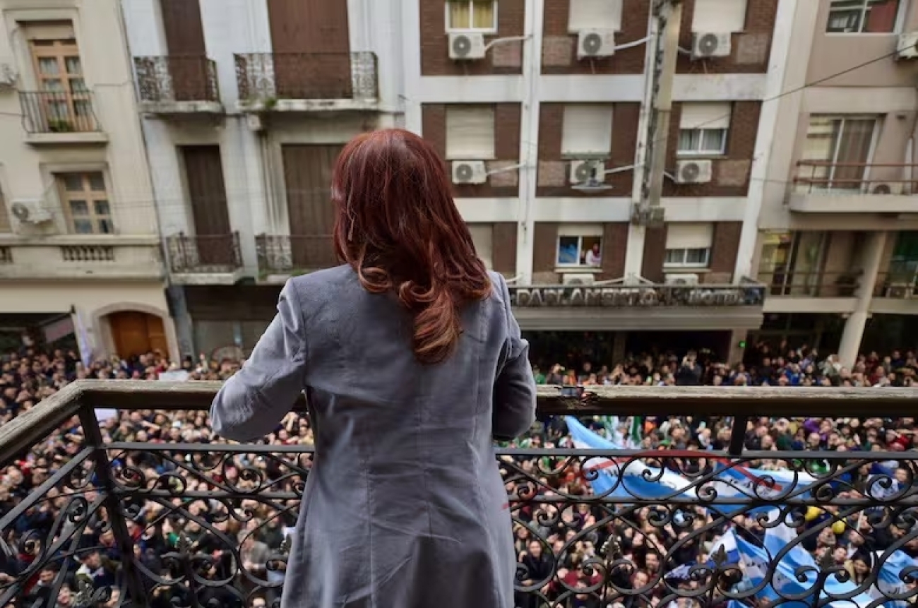 cristina-kirchner-saluda-a-los-militantes-desde-X3A6EE2C55GTDCEGUSIZ5ZGCWE